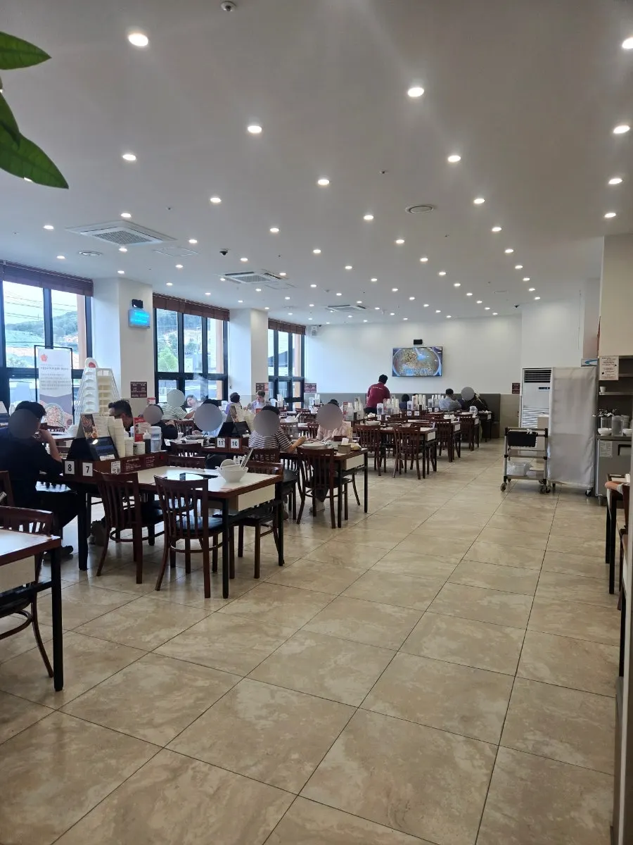 Spacious interior at Jangwongap Kalguksu