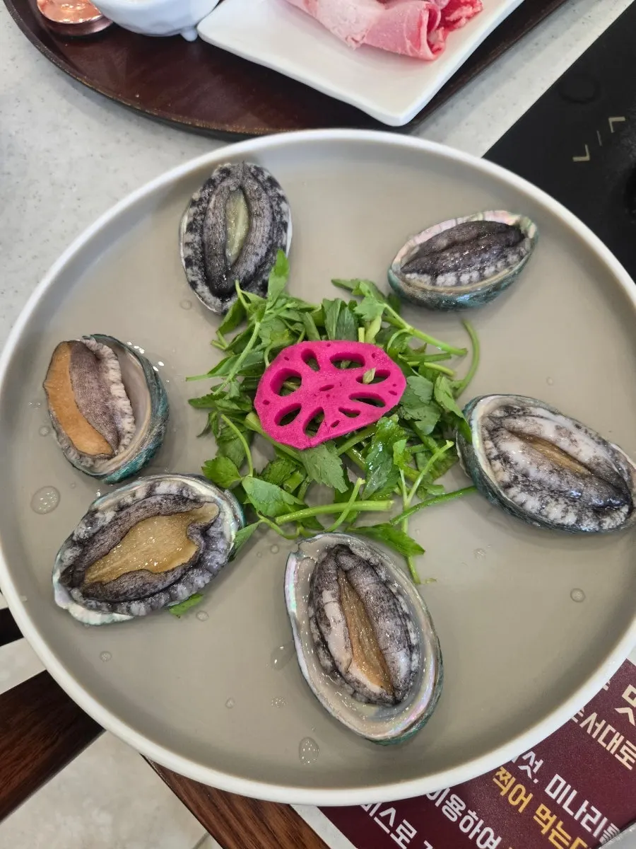 Live abalone brisket shabu-kalguksu table setting