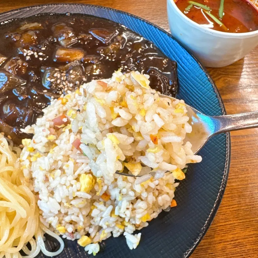 ข้าวผัดเสิร์ฟพร้อมจาจังมยอนและน้ำซุป