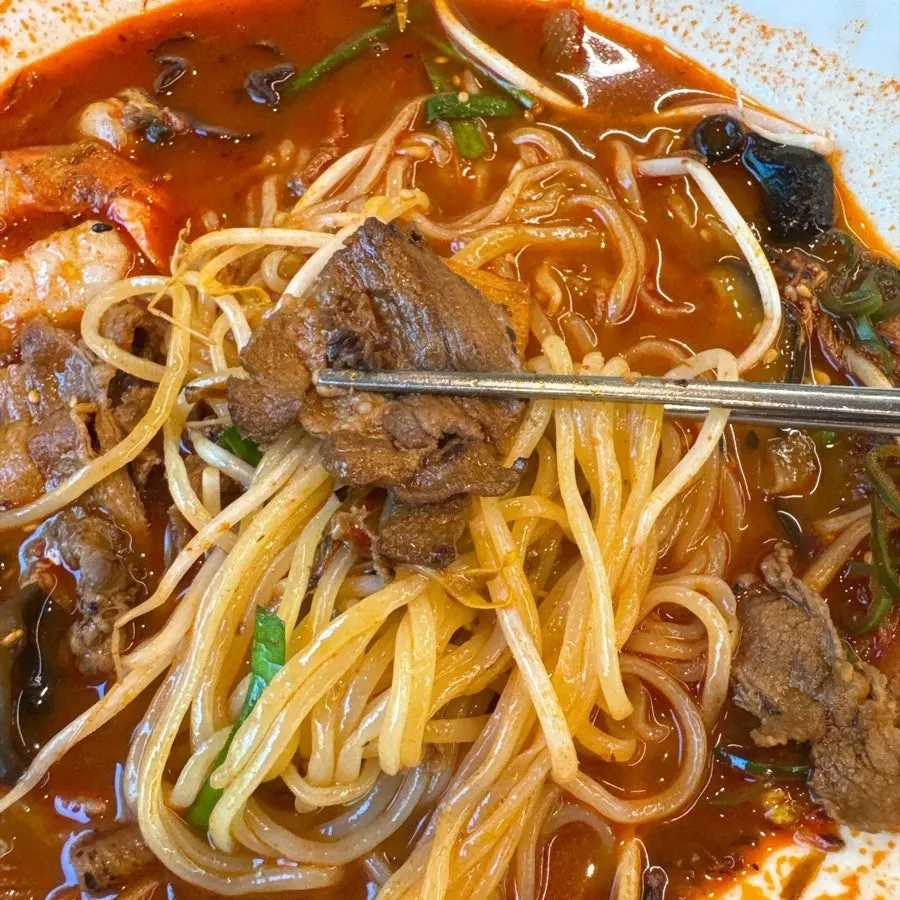 น้ำซุปเผ็ดร้อนและเส้นจัมปง