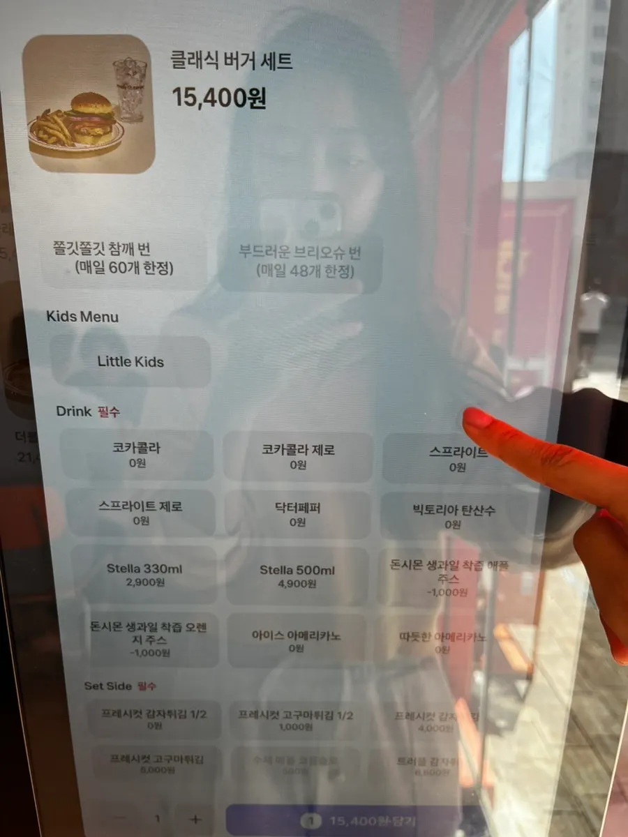 클래식버거 세트와 트러플버거 세트 상차림