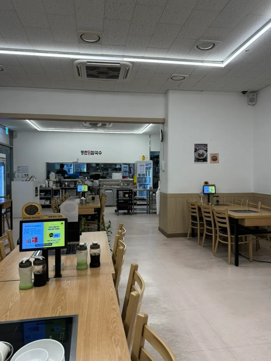 Neatly arranged shabu-shabu table seating