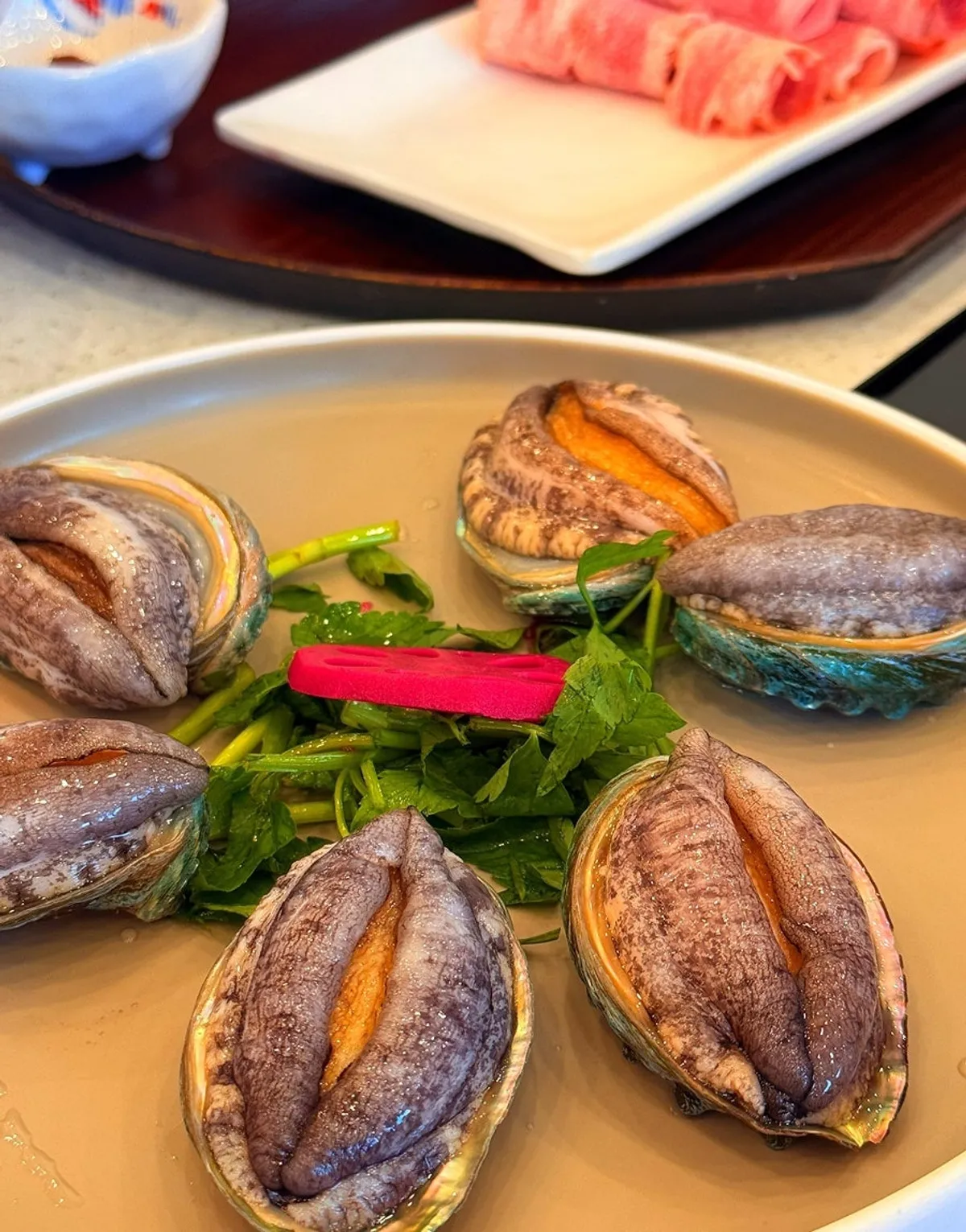 활전복 차돌 샤브칼국수 한 상