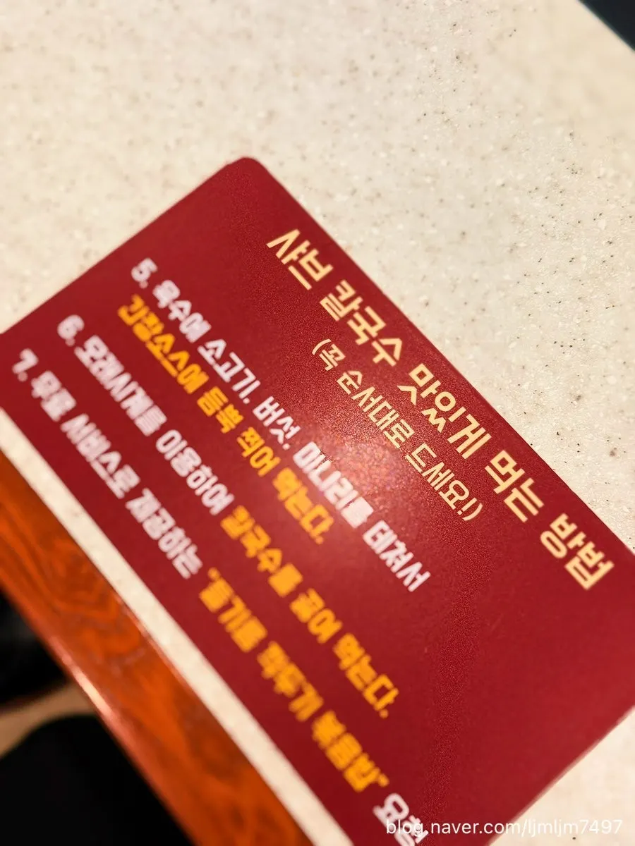 깔끔한 매장 테이블 공간