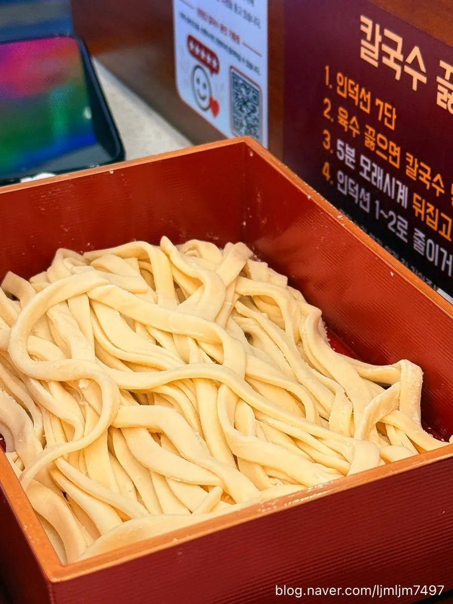 차돌과 함께 먹는 익힌 전복