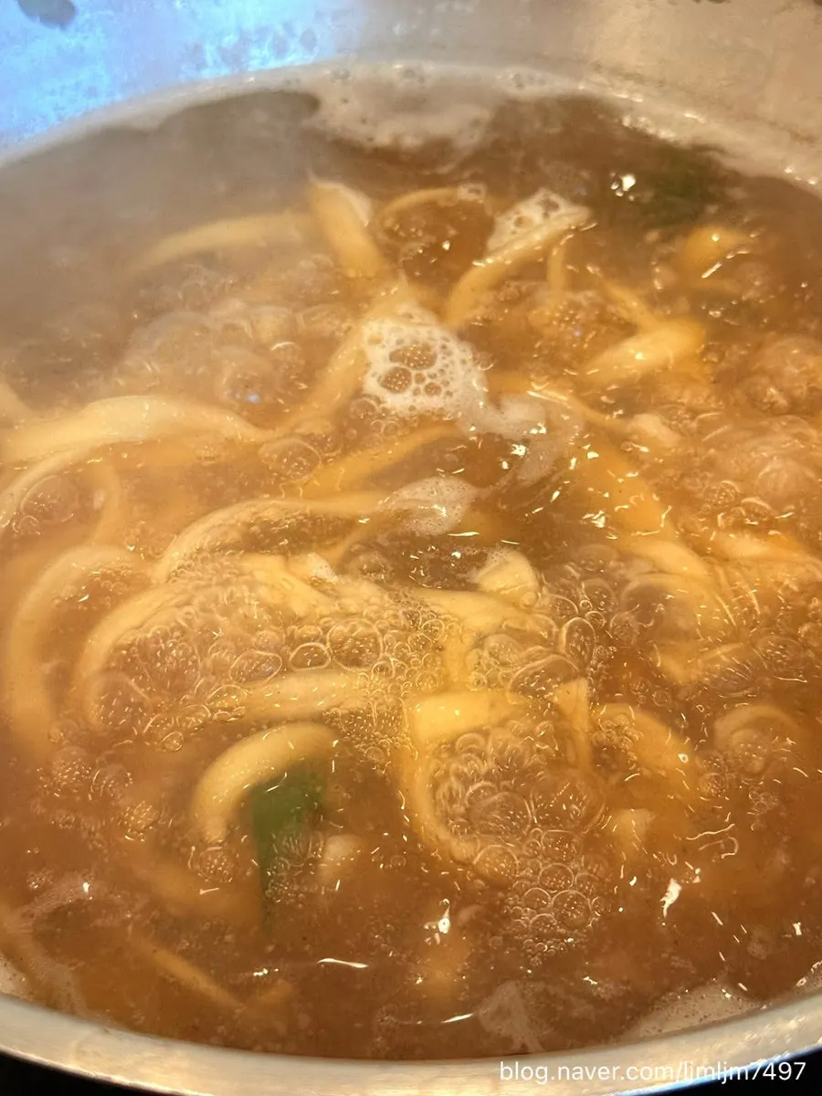 샤브 국물에 넣은 칼국수 면