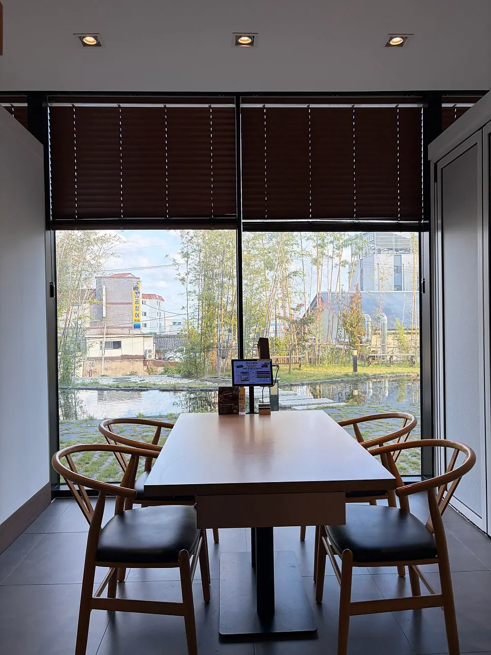 The upscale entrance atmosphere at Yangsando Gijang Yeonhwa Branch