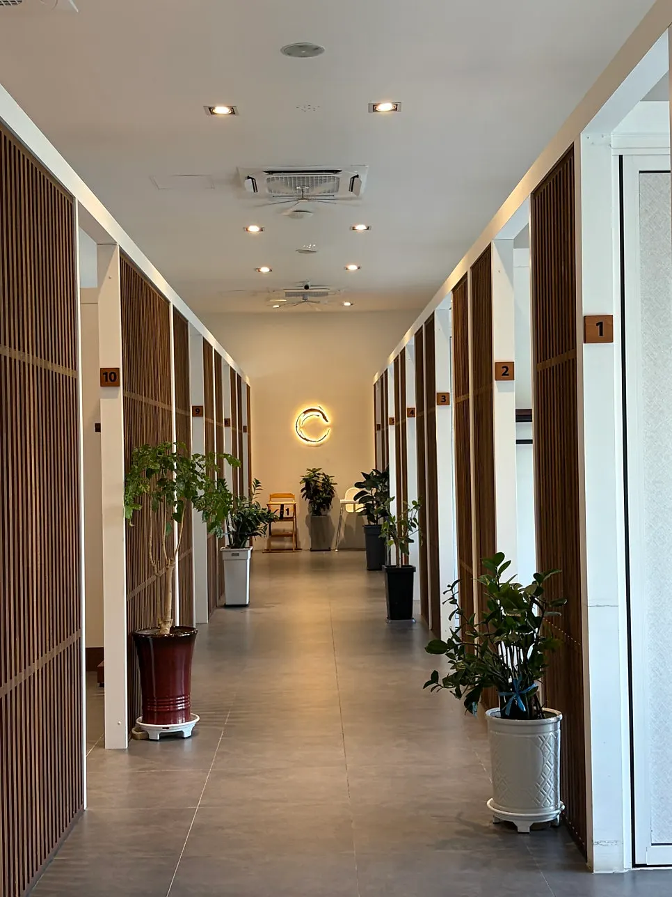 Room seating and table space at Yangsando Gijang Yeonhwa Branch