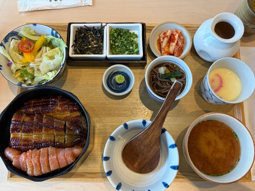 Table setting of the Special Mentaiko Hitsumabushi eel rice bowl