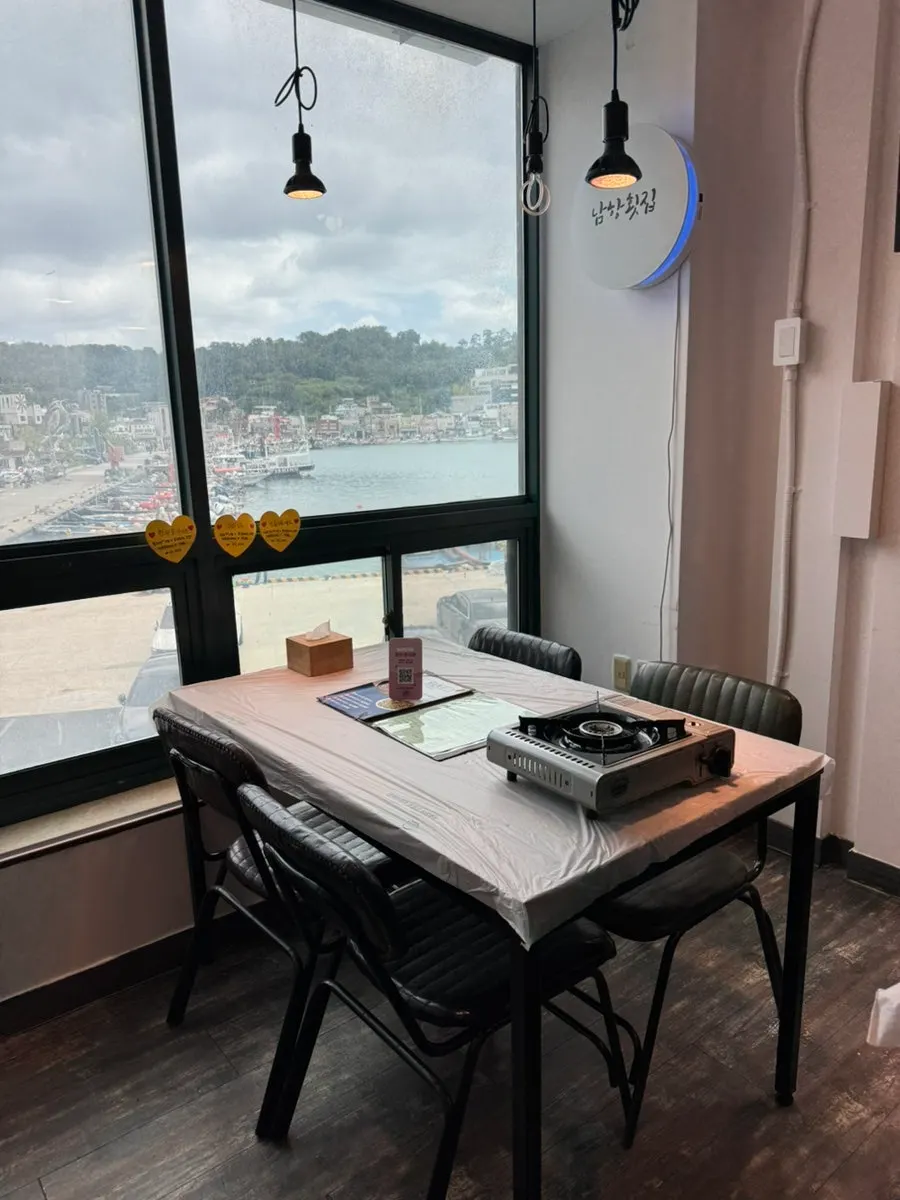 Ocean-view window seating at Namhang Hoetjip