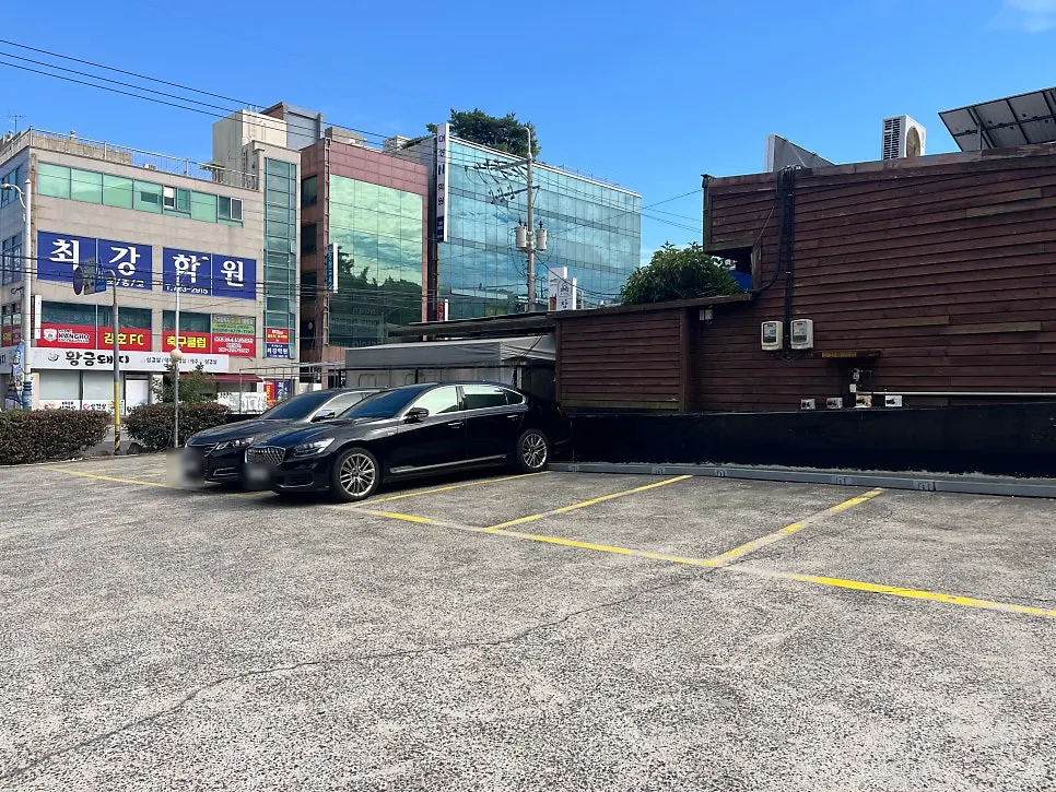 View around Purity Cafe on Chaseong-ro