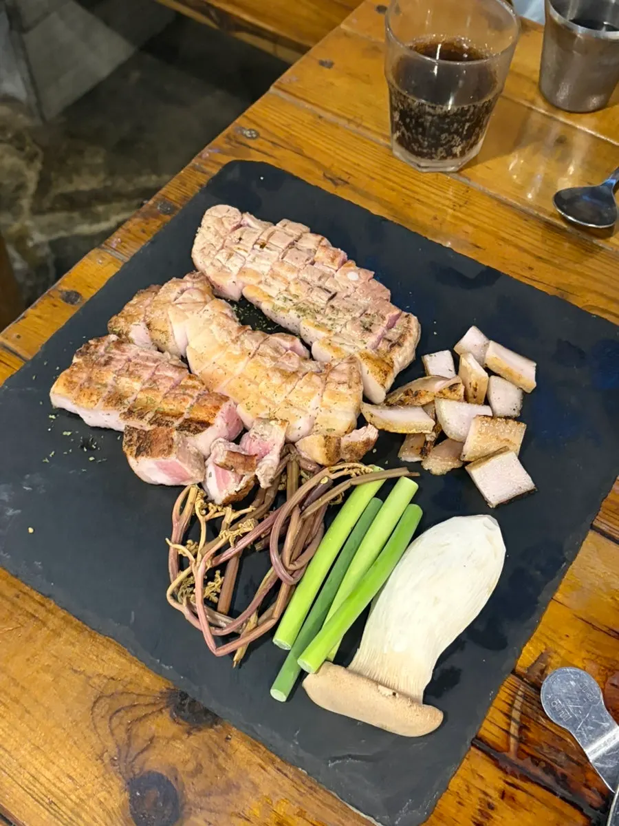Pre-grilled 4 servings of pork belly with pork skin