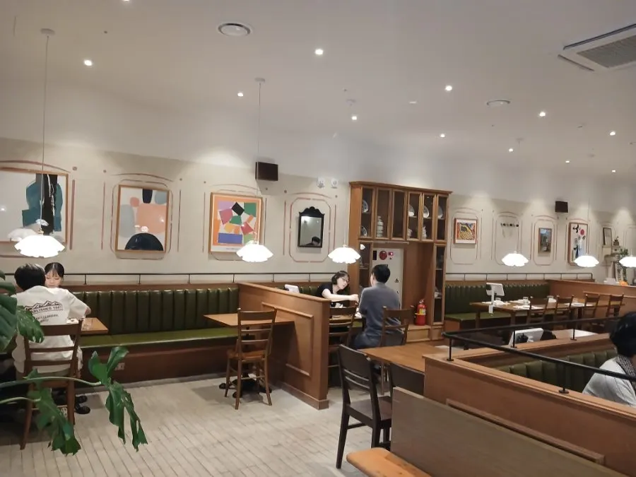 Waiting area with a sofa and decorative objects