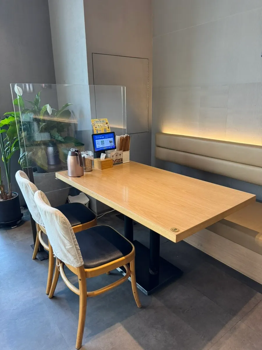 Restaurant waiting area