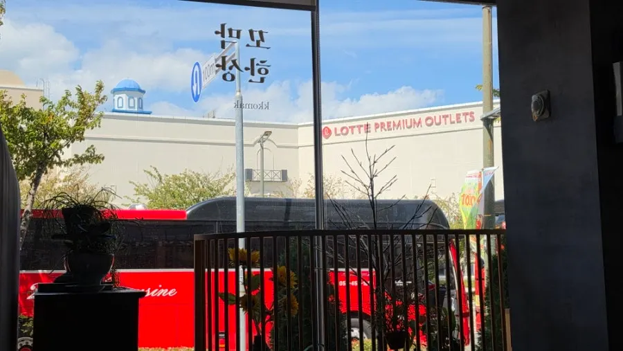 Floor-to-ceiling window seats overlooking Dongbusan Lotte Outlet
