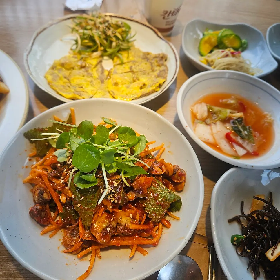 Full set with side dishes and cockle bibimbap