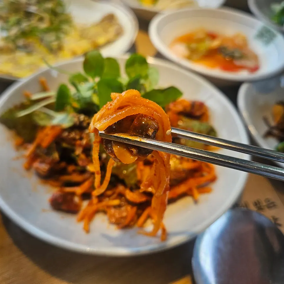 Full set of cockles and assorted side dishes