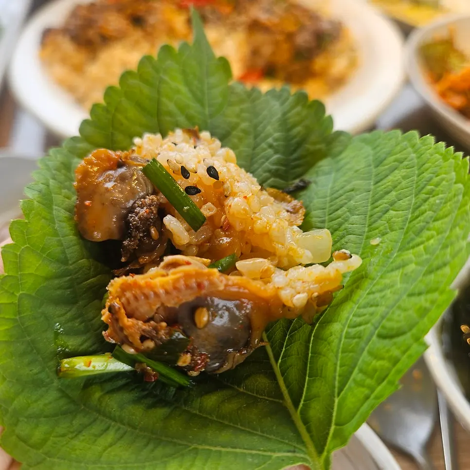 Seasoned cockles mixed into rice