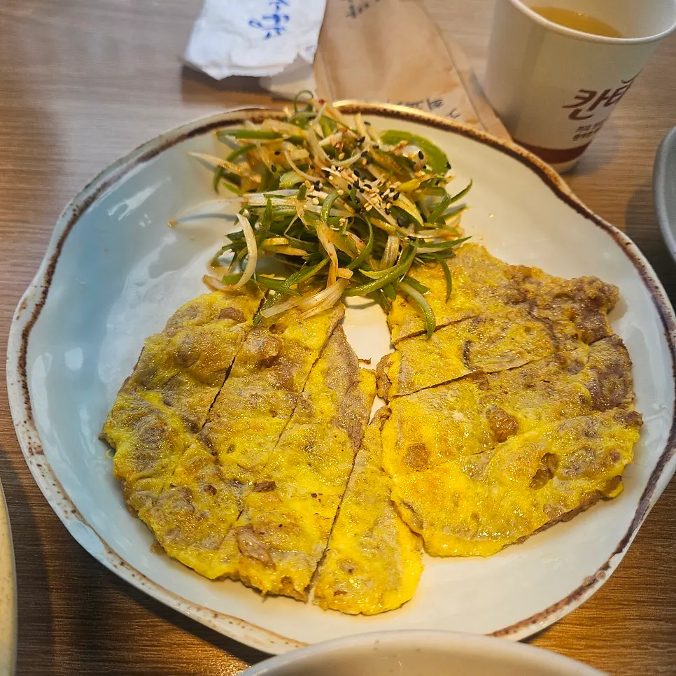 Cockle bibimbap on a perilla leaf