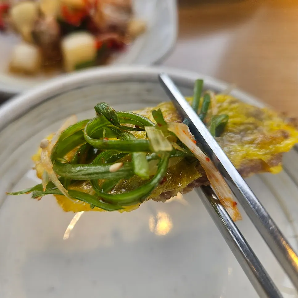 Seasoned cockles eaten with ssam vegetables