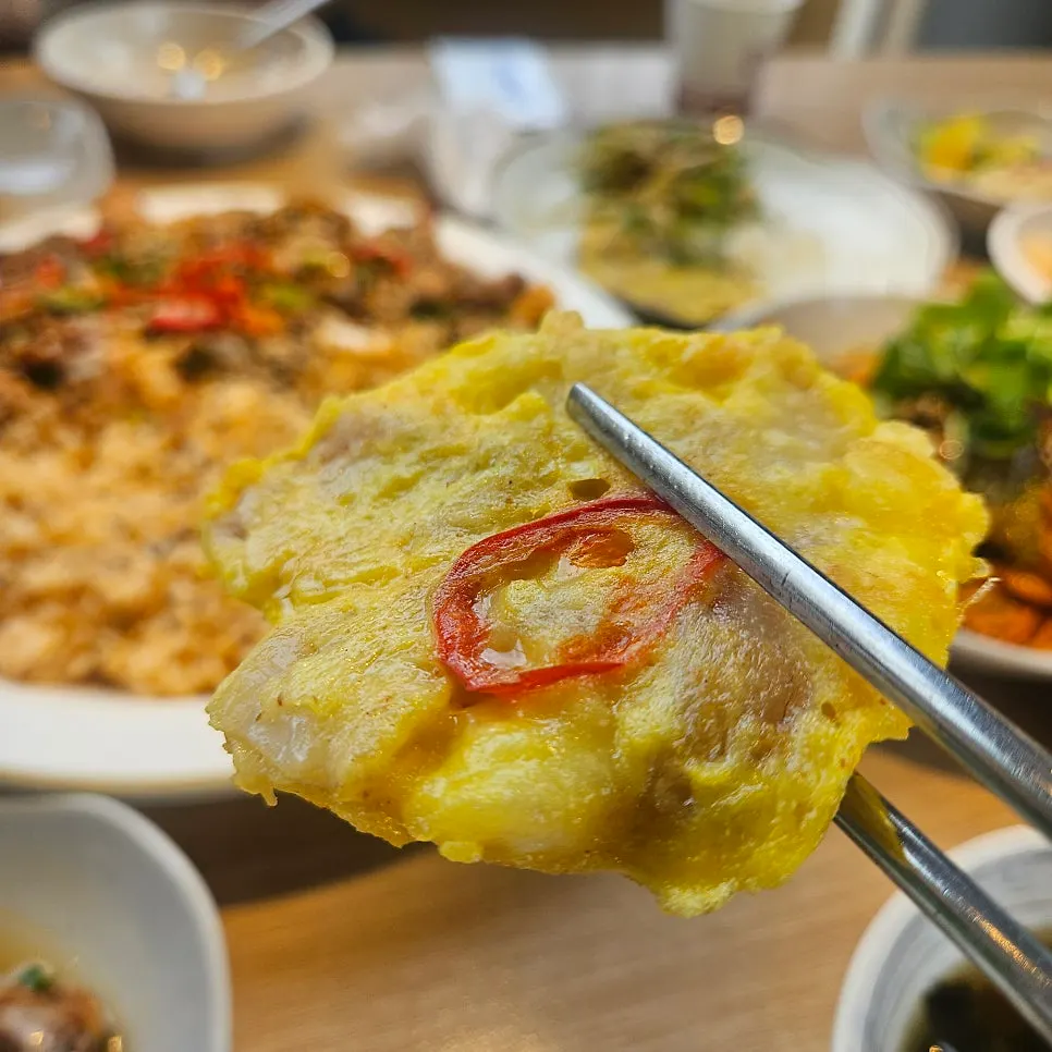 Cockle bibimbap paired with ssam vegetables
