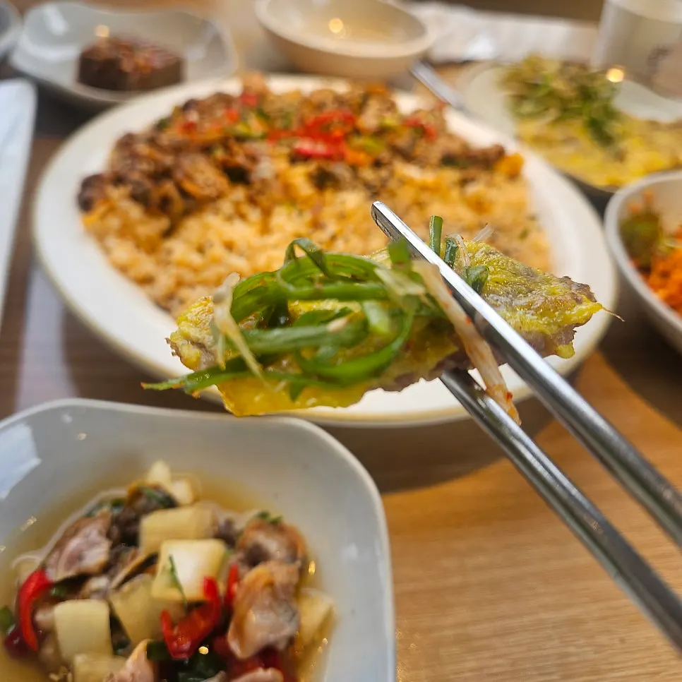 Varied accompanying side dishes in the cockle set