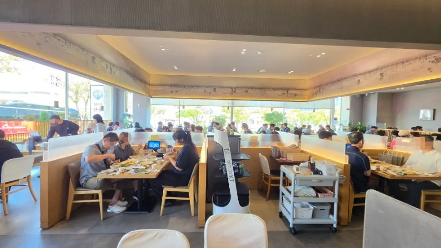 Restaurant view with information about weekend waiting