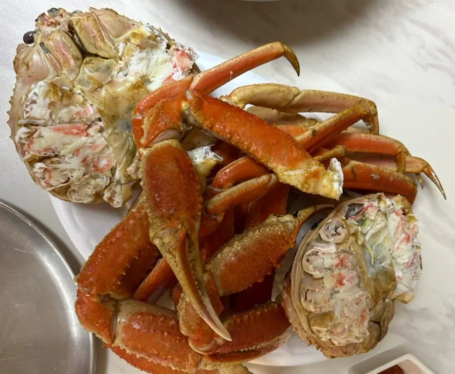Cooler-packed snow crab takeaway contents