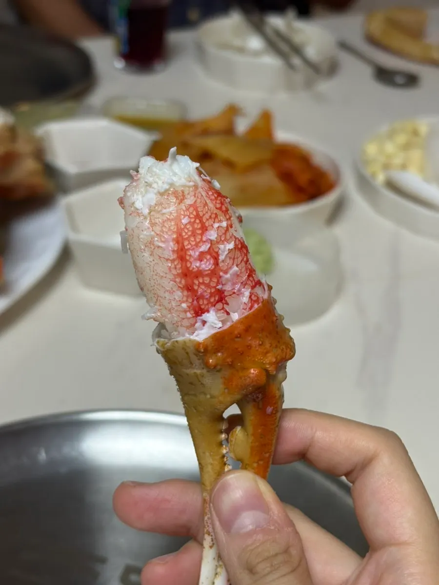 Accommodation table with snow crab as the main dish