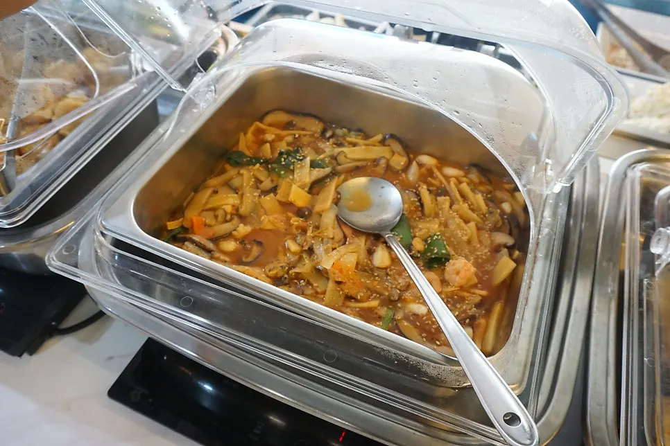 Boiled corn on the salad bar