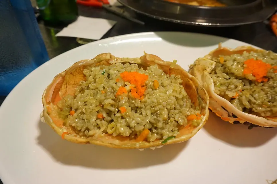 Fluffy stir-fried crab intestine fried rice
