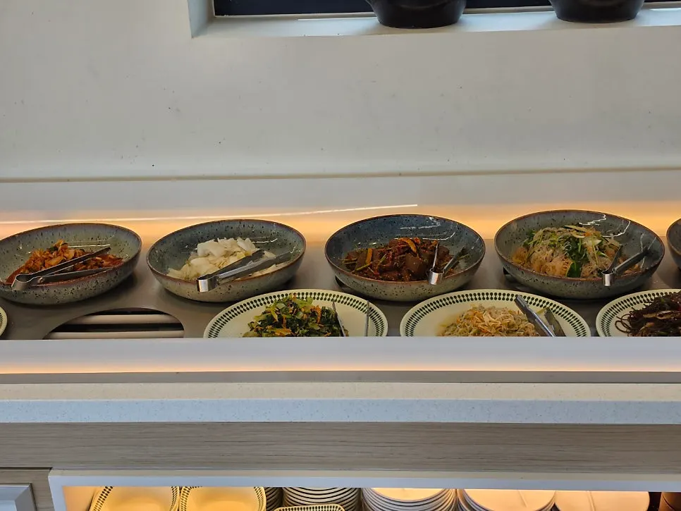 동암떡갈비 홀 좌석과 창가 풍경
