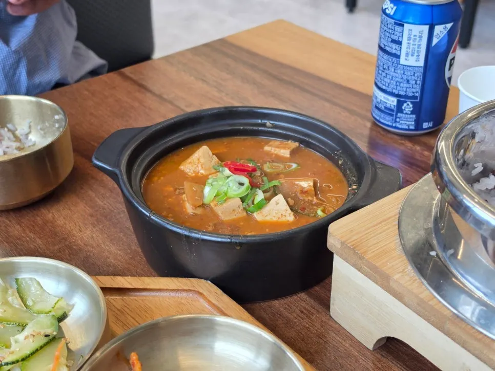김이 오르는 솥밥