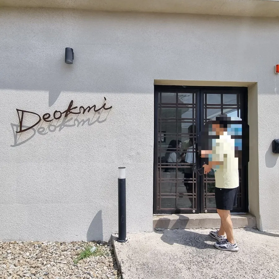 Annex seating at Deokmi with picture windows
