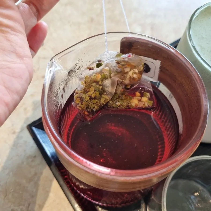 Deokmi's signature Rose De Neuwa milk tea