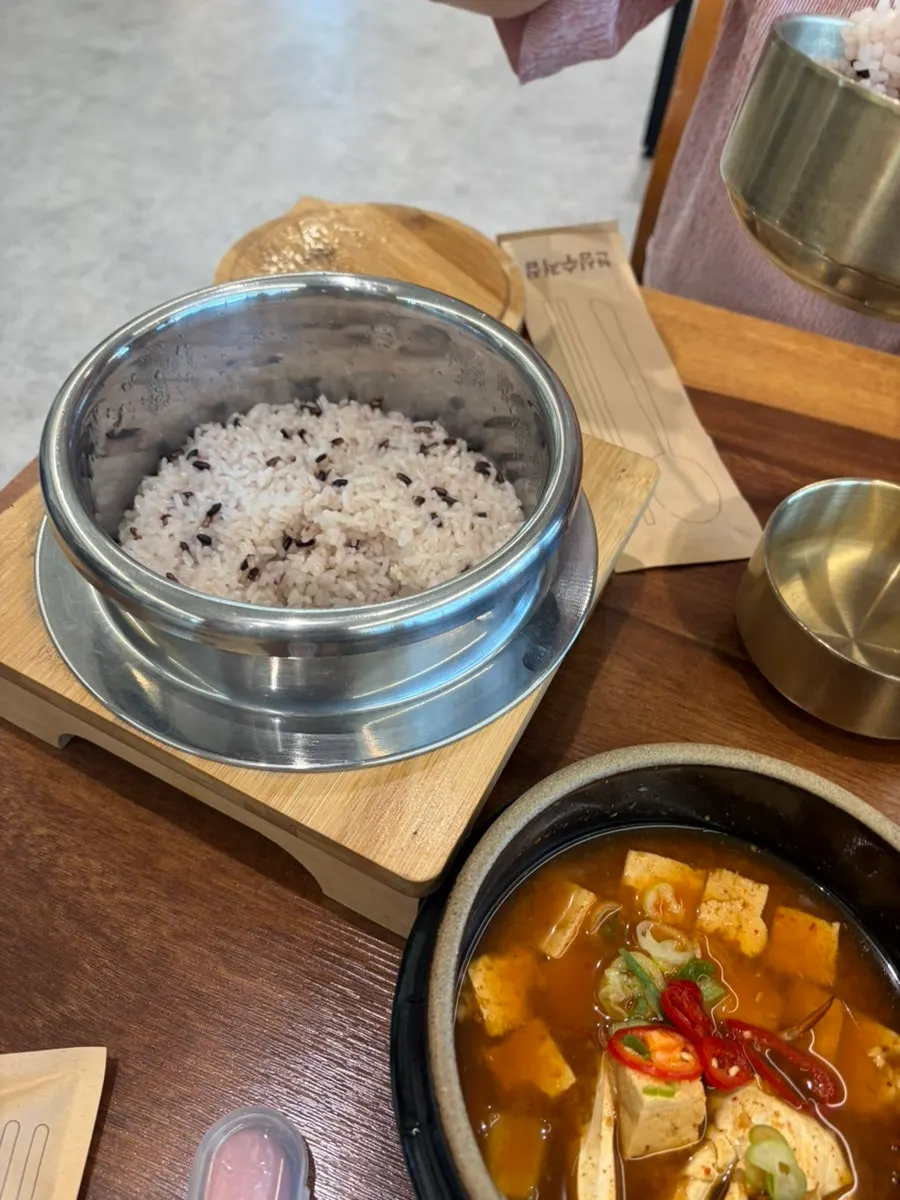 Two kinds of tteokgalbi served together
