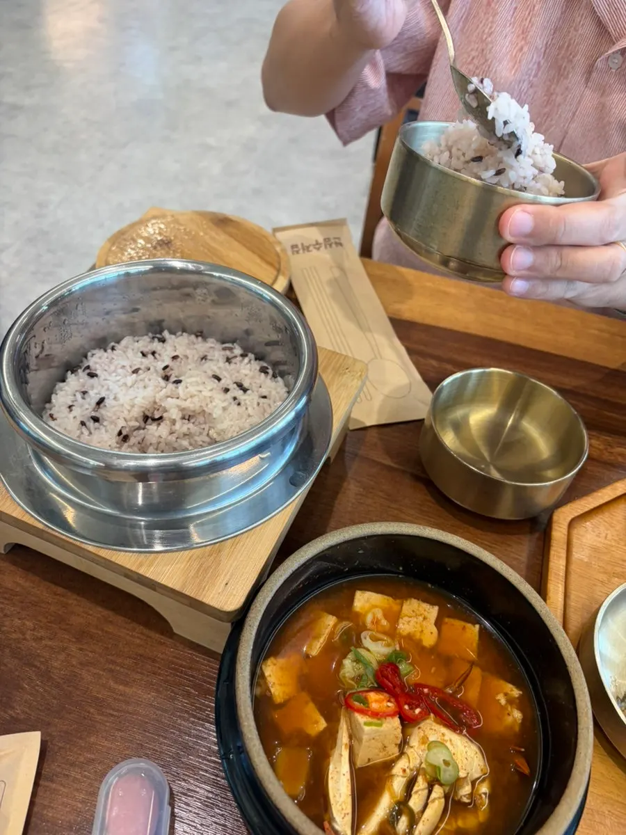 Scooping hot pot rice into individual bowls