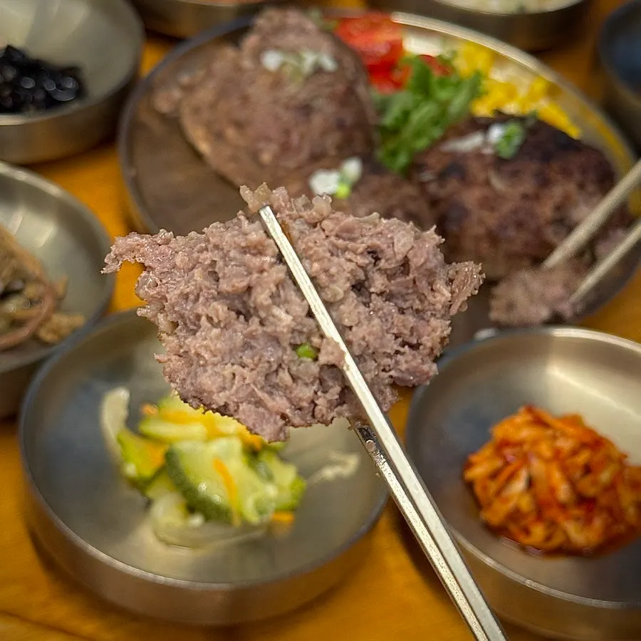 육즙이 흐르는 수제 떡갈비 클로즈업