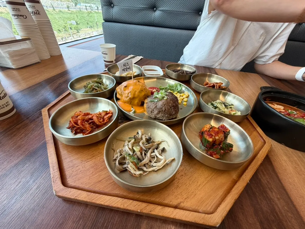 Dongam Tteokgalbi's tteokgalbi set meal table