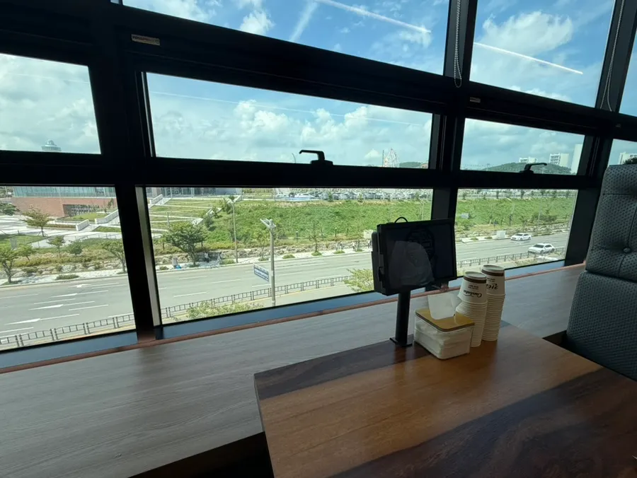 Window-side sofa table inside Dongam Tteokgalbi