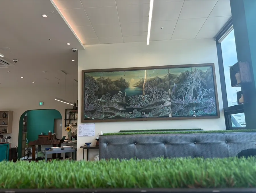 Interior of Dongam Tteokgalbi decorated with Korean-style décor