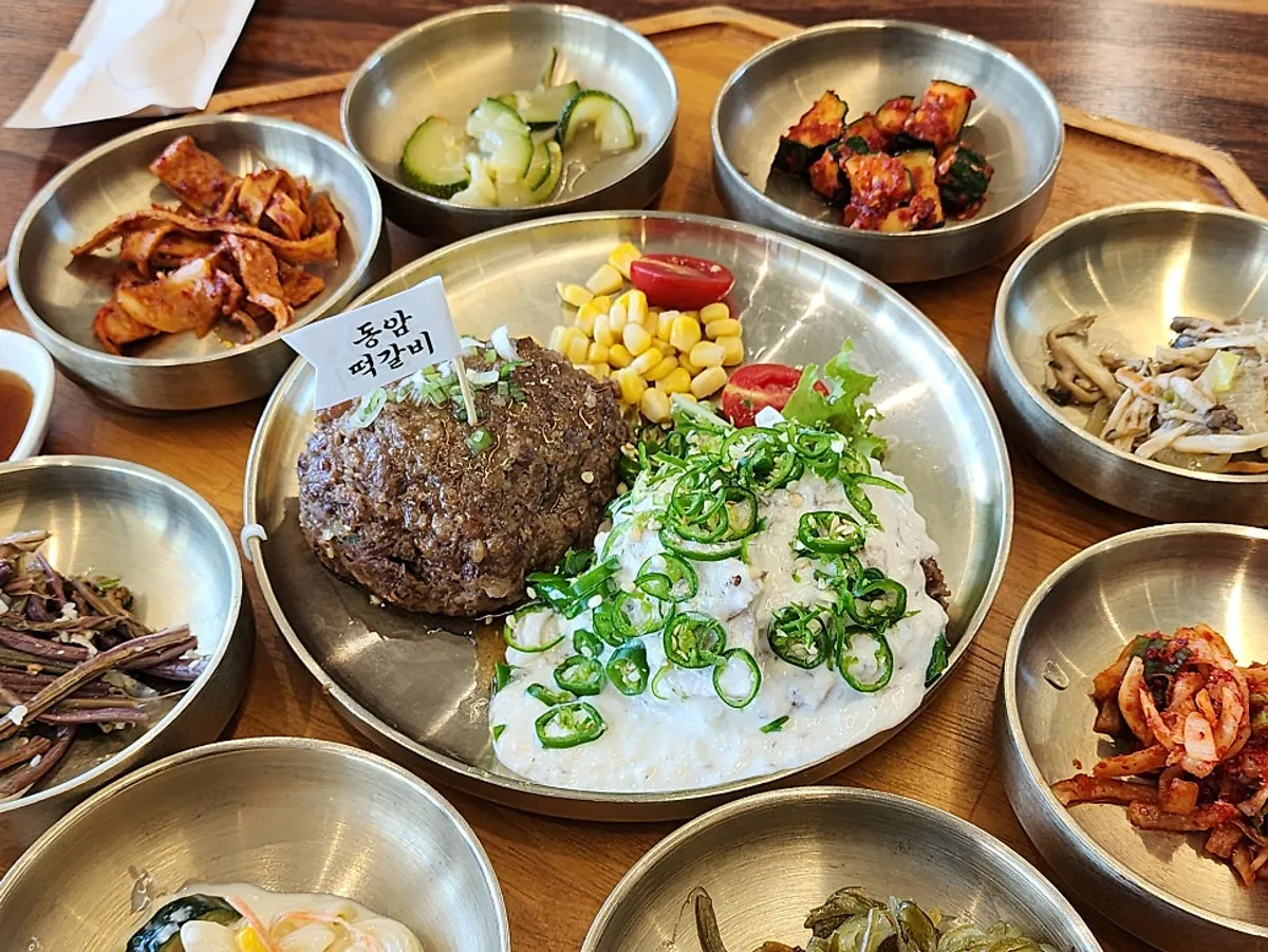 Set tteokgalbi lengkap di Dongam Tteokgalbi, Gijang