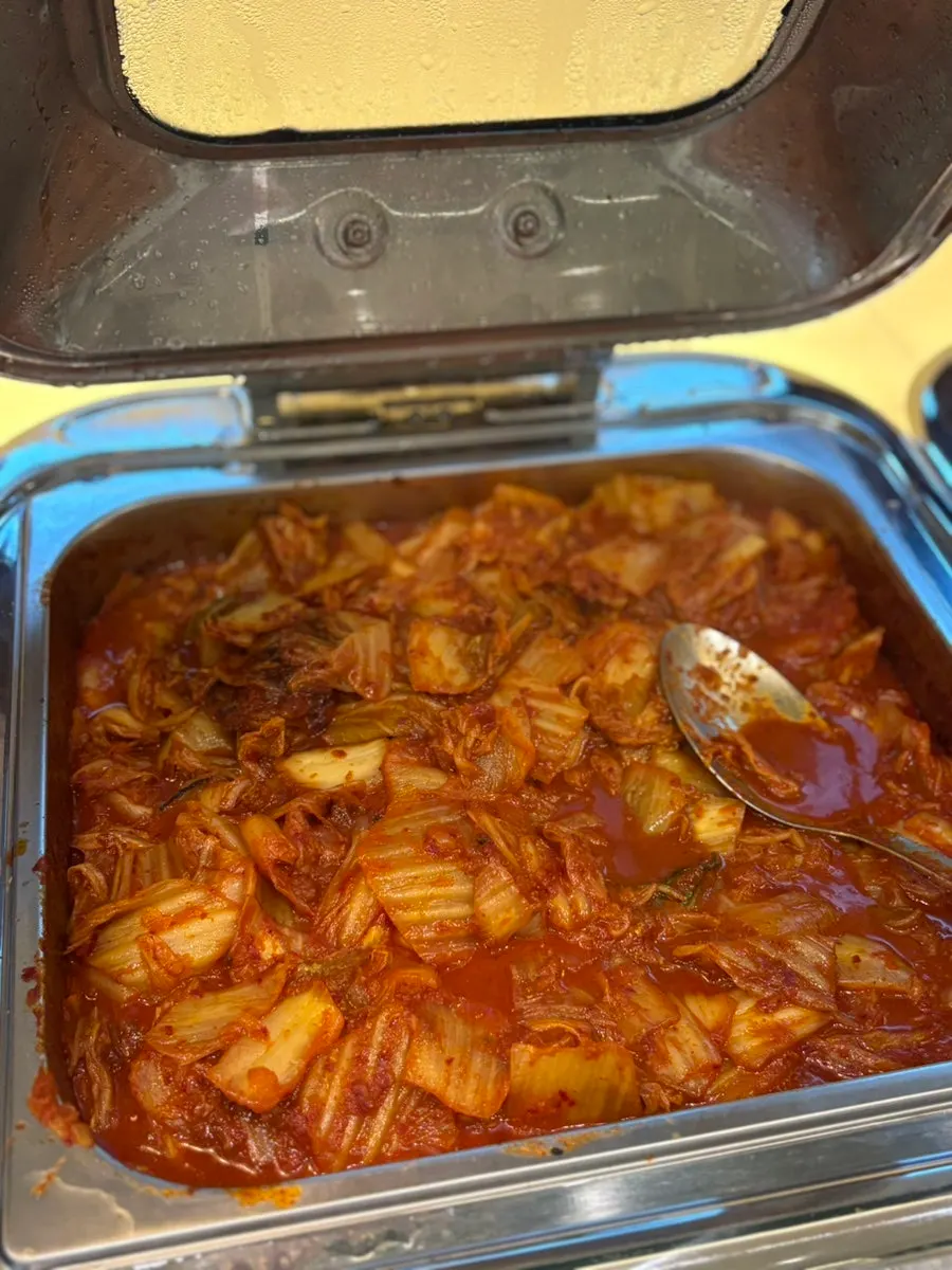 ご飯とわかめスープが置かれた惣菜セルフバー