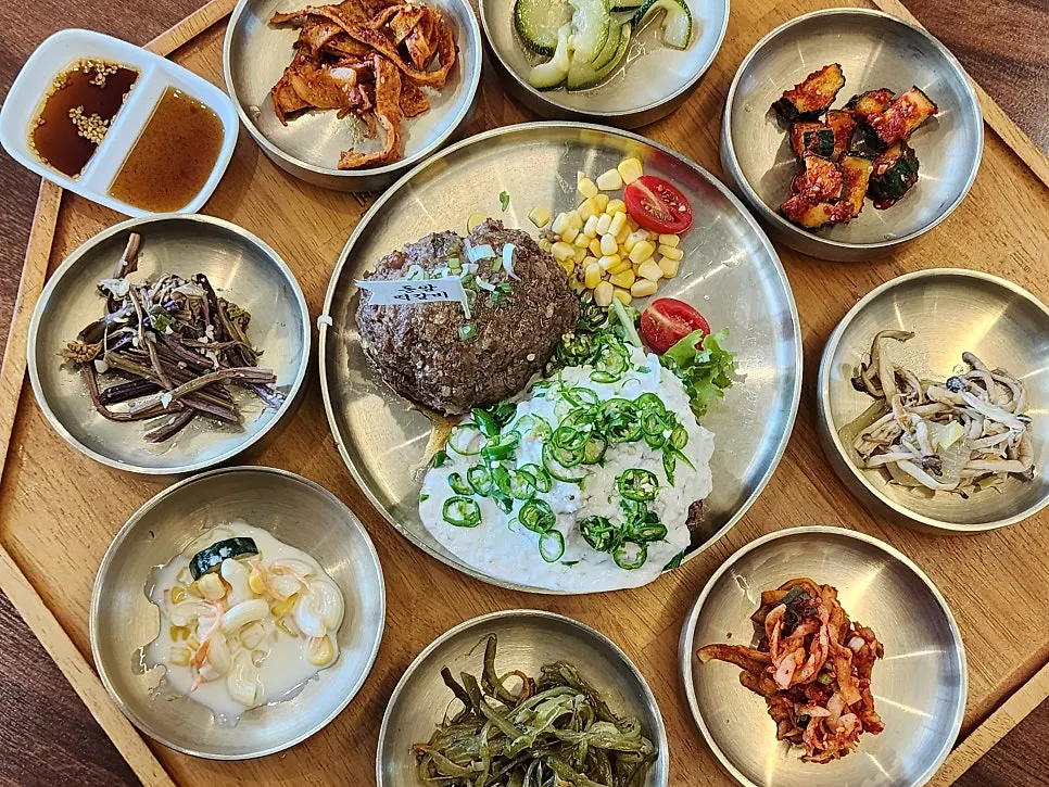 통창 너머 바깥 풍경이 보이는 넓은 홀 좌석