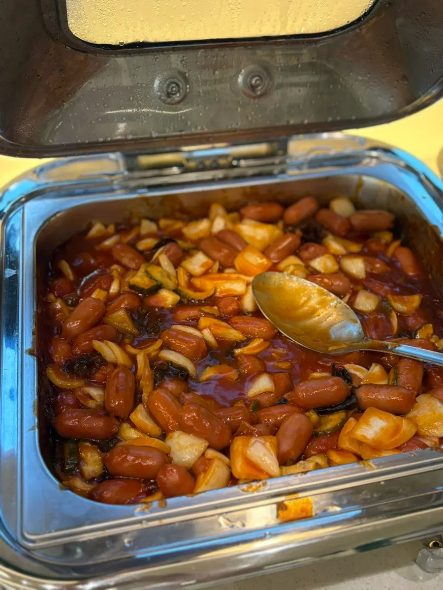 セルフバーに並ぶ手作り惣菜