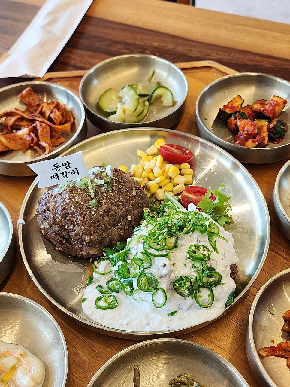 솥밥과 반찬이 차려진 동암떡갈비 정식 상차림