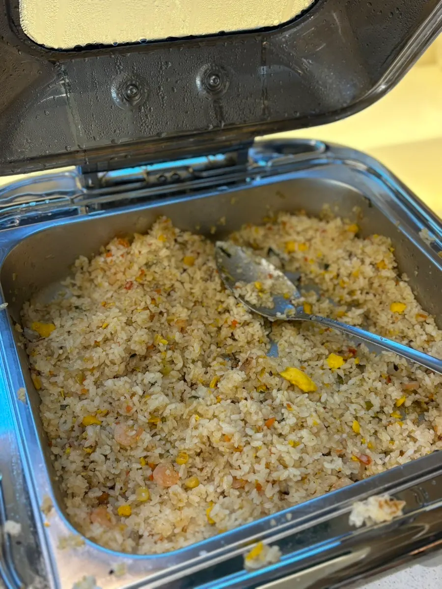 ビュッフェ式に並べられた惣菜コーナー