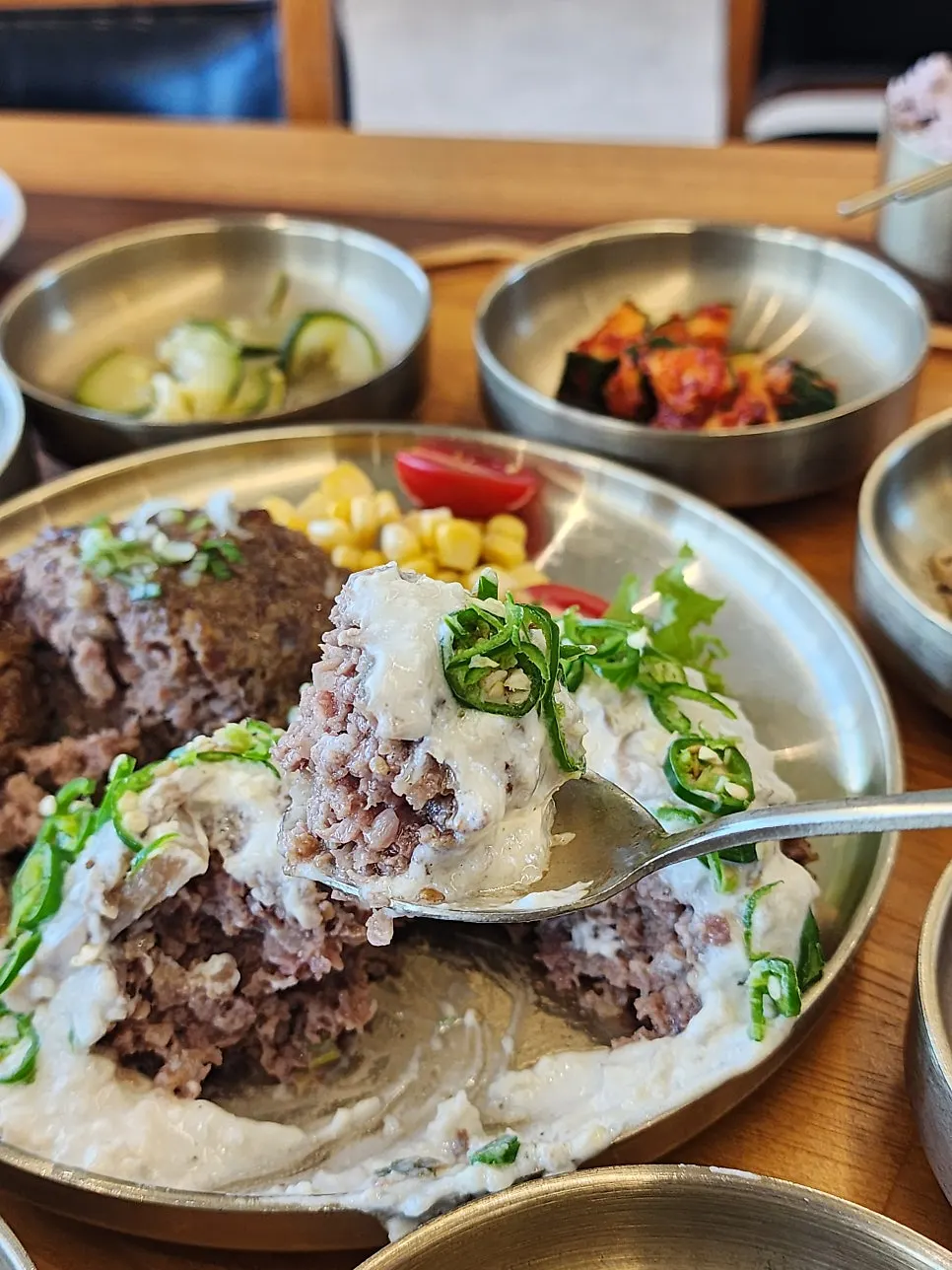 크림소스에 청양고추가 올라간 크림청양떡갈비