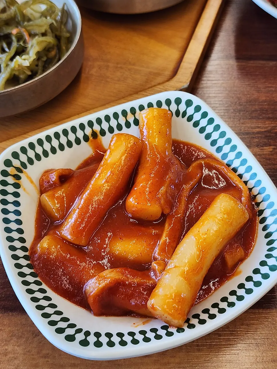 동암떡갈비 셀프바에 진열된 반찬들
