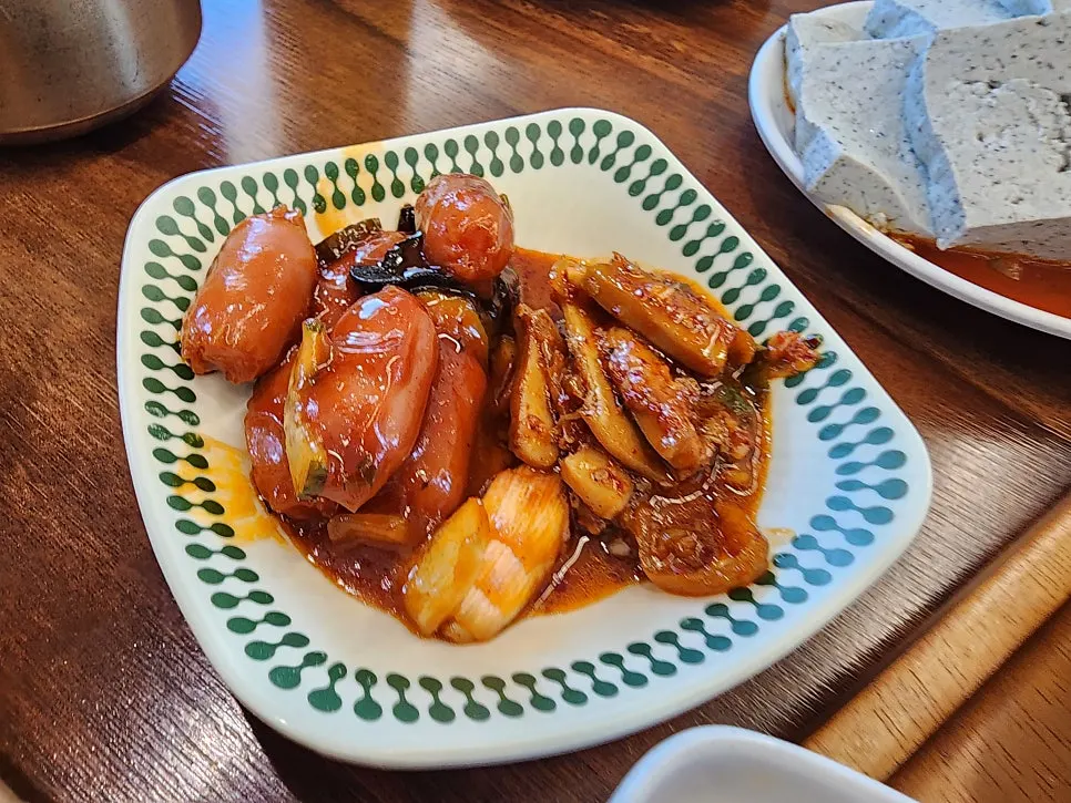 여러 요리가 놓인 셀프바 전경